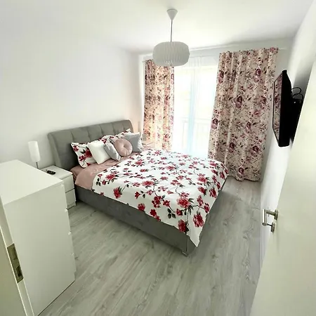 Apartment Bright Studio Near Coresi Mall *